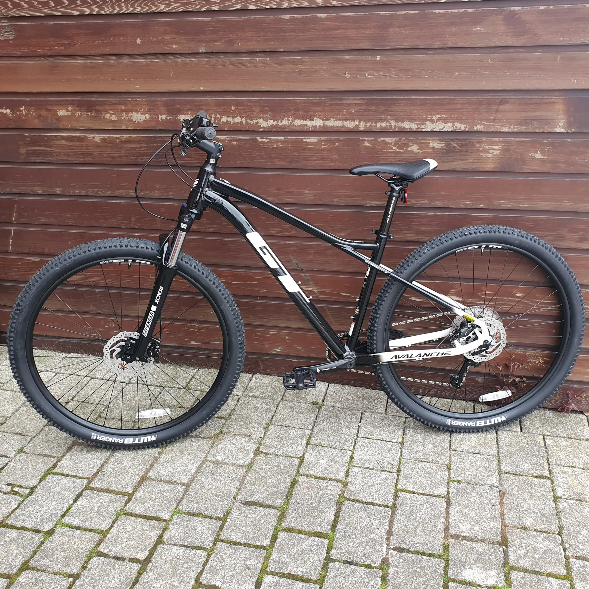 2021 GT Avalanche Comp Mountain Bike in Black