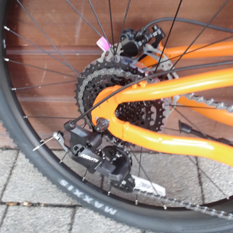 Merida Matts J.24+ Kids Bike in Silk Orange/Steel -2