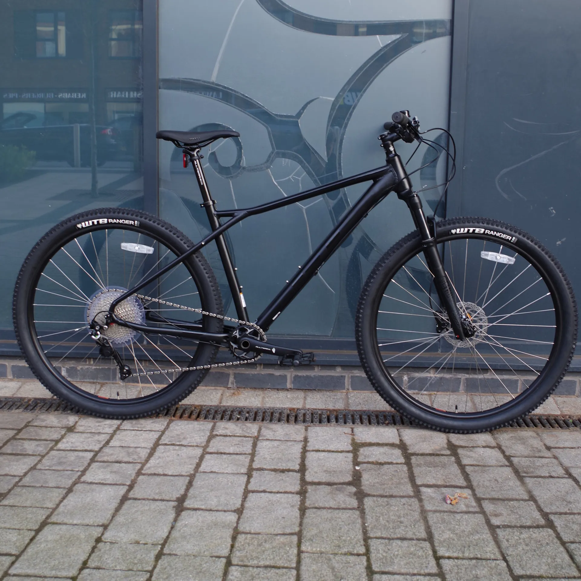 2019 GT Bikes Avalanche Expert Black Mountain Bike